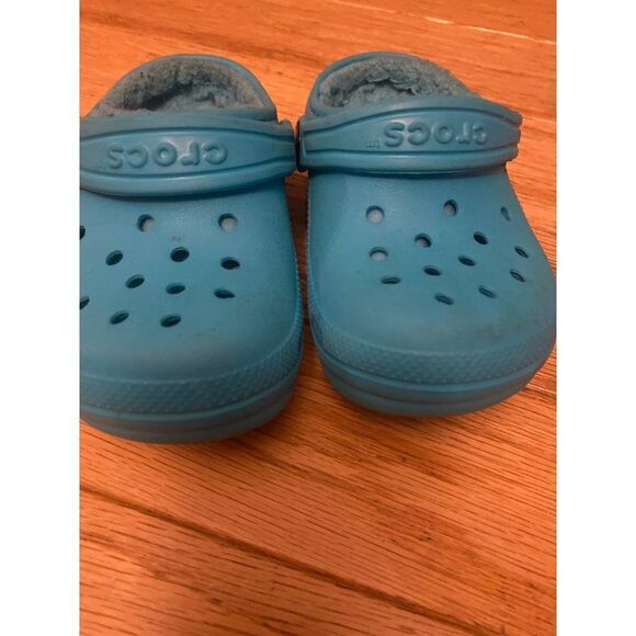 Crocs, little kids blue, fur lined slip on clogs size C7 - Picture 2 of 5